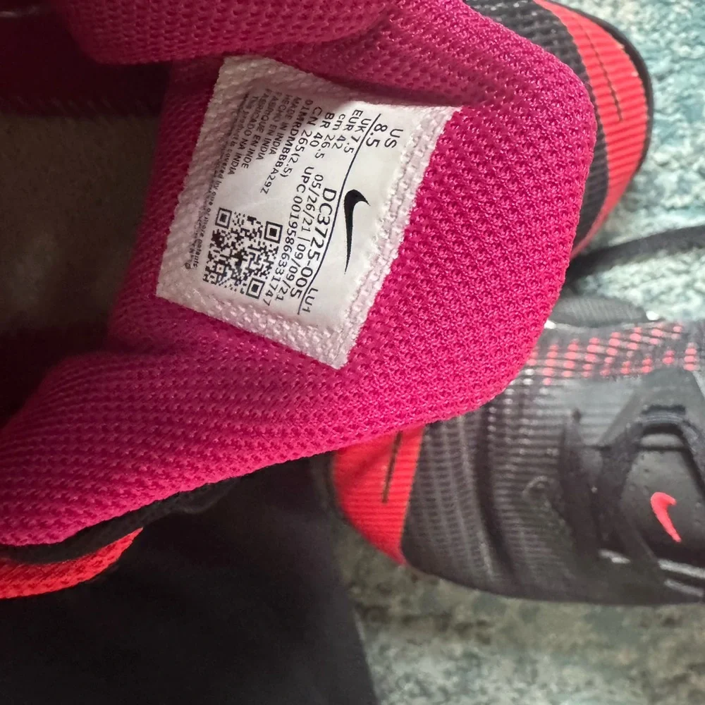 Nike Airmax Black and Pink Running Shoes - Picture 4 of 4